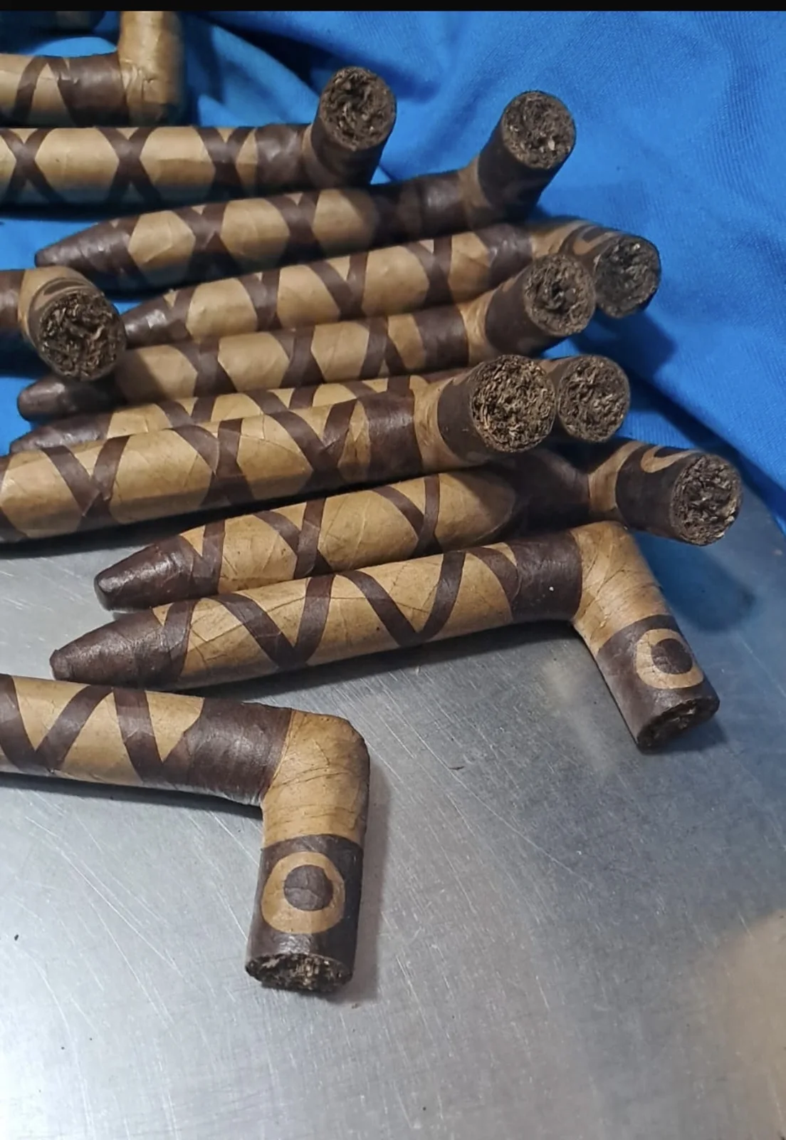 Cigarros de capa decorativa / decorative-wrap cigars